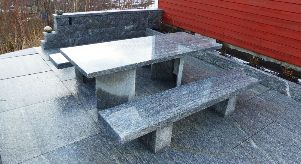 Benk av granitt med trekasse